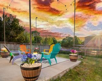 Colorful Colorado house by DIA Airport Rockies & Downtown! - Commerce City - Patio