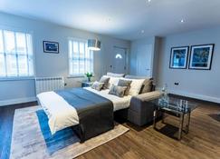 Suite Life Serviced Apartments - Swindon - Bedroom