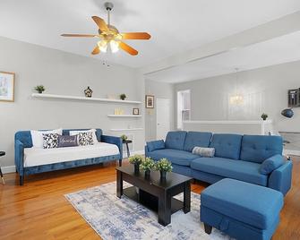 Spacious 3-Bedroom with King Bed & Prime Location - St. Louis - Living room