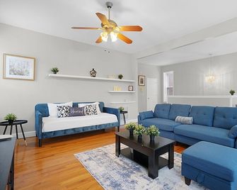 Spacious 3-Bedroom with King Bed - San Luis - Sala de estar