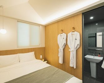 Sinchon Local Friends Hotel - Seúl