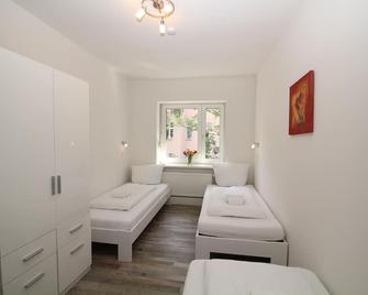 4 rooms, up to 13 persons, luxurious furnishings, \'Freesia\' - Berlin - Schlafzimmer
