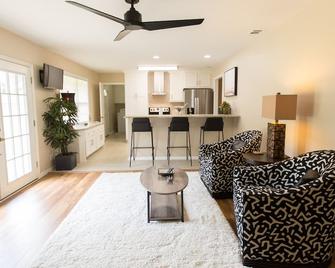 House - Great Location - Tyler - Living room