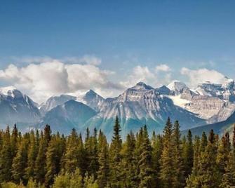 Cozy Lake Louise Retreat | Jacuzzi + Fireplace - Lake Louise - Vista del exterior