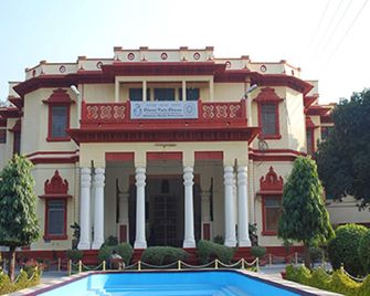 Puja Guest House - Varanasi - Building