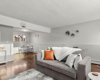 Midnight Sun Suite5 mins to Airport Fast Wifi - Anchorage