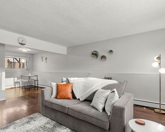 Midnight Sun Suite5 mins to Airport Fast Wifi - Anchorage - Living room