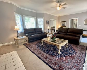 New Listing! Large Luxury House With Huge Backyard Near Lake Norman & Charlotte! - Mooresville - Stue