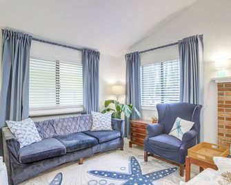 Charming Ocean Pines Home - 9 Mi to Beach! - Ocean Pines - Living room