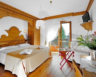 Hotel Touring - Madonna di Campiglio - Bedroom