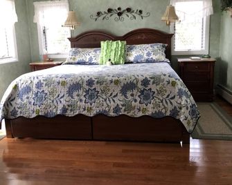 Super Clean, Fully-Equipped Private Suite 1 Mile from Acadia - Bar Harbor - Bedroom