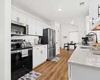 Charming 3-bedroom house in Auburn Hills with AC, WiFi - Auburn Hills - Kitchen