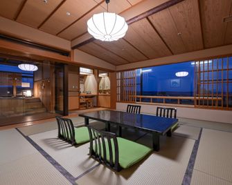 يونويادو هاكوسانشوبوتاي - كاغا - غرفة طعام