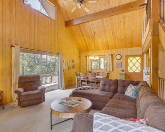 Woodsy Lake Arrowhead Cabin w/ Fire Pit Table - Lake Arrowhead - Living room