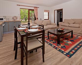 La Galiniere Guest Cottages - Franschhoek - Living room