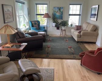 Sunny Home near Smith College, best neighborhood - Northampton - Living room
