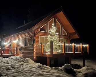 Custom built West Glacier cabin with private Salt Water Spa - West Glacier - Building