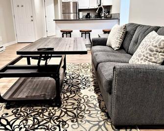 Boardwalk- large modern unit with King bed fast WIFI free coffee and easy parking - Wilmington - Living room