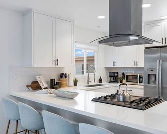 Steps From the Sand/boardwalk Outdoor Dining, Parking, and Patio in Newport - Newport Beach - Kitchen