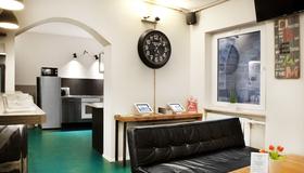 Five Reasons Hostel & Hotel - Nuremberg - Front desk