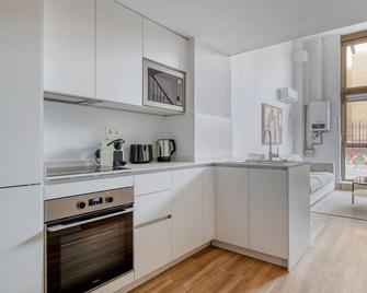 Fab Vallehermoso 2BR, nr University, Shops & Dining, by Blueground - Madrid - Cocina