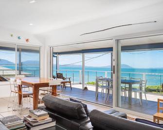 Frolic, Panoramic Coastal Vacation - Harrington - Living room