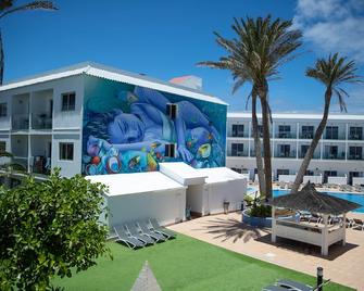 Surfing Colors - Corralejo - Pool