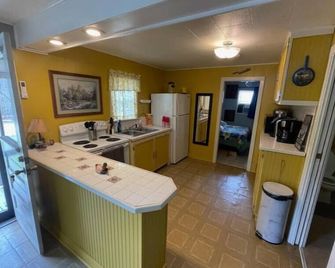 Cozy Cabin - Mount Ida - Kitchen