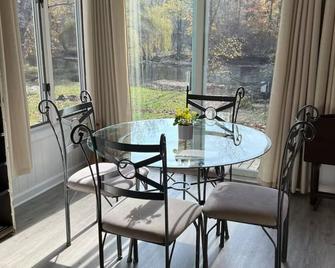 Forget your worries in this private, spacious, and serene duplex! - Hastings - Comedor