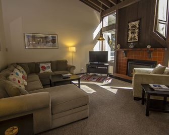 Taos Ski Valley/3 Bdrm/Sleeps 8/Directly Next Door To The Children's Ski School - Taos Ski Valley - Living room