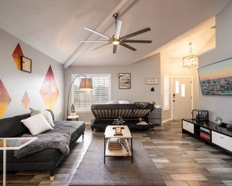 Luxury El Paso Themed Home W/ Futuristic Showers - El Paso - Living room