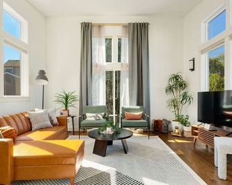 3br 2.5ba The Orcas Parkside - Seattle - Living room