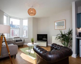 First floor apartment with two bedrooms, 100 yards from the beach - Whitley Bay - Living room