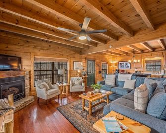 Eagle’s Crest at Mentone - Amazing Bluff View - Valley Head - Living room