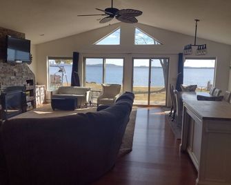 House Lakefront Beautiful Sleeps 12 AC, Wi Fi, 38 minutes to GB - Shawano - Living room