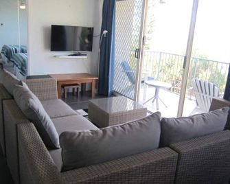 Shoreline Villa Unit 2 - Caloundra - Wohnzimmer