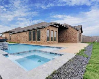 Houston Luxury Vibes w/ Private Pool & Spa! - Rosenberg - Pool