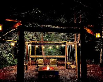 Campfire Swings Under The Stars, Nestled Under The Tall Pines. Pets Welcome! - Marienville - Patio