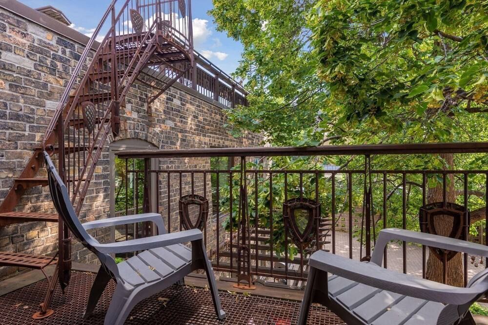 Luxury Historic Home Next to US Bank Stadium. Private Courtyard + Rooftop. - Medicine Lake - Balcón