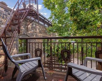 Luxury Historic Home Next to US Bank Stadium. Private Courtyard + Rooftop. - Medicine Lake - Balcony