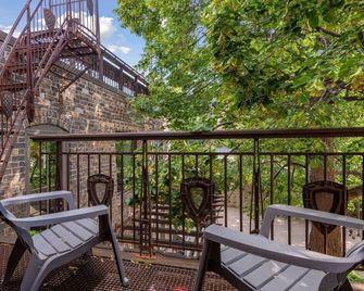 Luxury Historic Home Next to US Bank Stadium. Private Courtyard + Rooftop. - Medicine Lake - Balcón