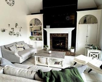 Lakefront Retreat with Stunning Pool. Near Ft. Eisenhower, & Augusta National. - Evans - Living room