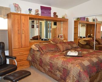 The Bear's Den B&B - Page