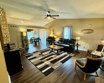 The Rustic Equestrian-5 Min from Wec - Wilmington - Wohnzimmer