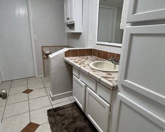 Charming 3-bedroom house in Gotha with WiFi and AC - Gotha - Kitchen