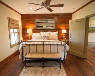 Whippoorwill Haus is 2.8 miles from Round Top Square!!! - Round Top - Bedroom