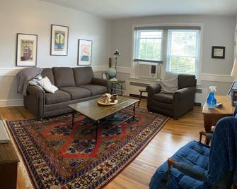 Cozy place in Ephrata-close to Lititz Railtrail - Ephrata - Living room