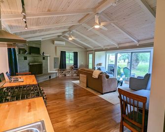 Finger Lakes Cottage Getaway - Geneva - Living room