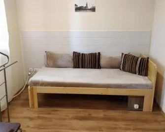 Dorottya Vendeghaz - Hodmezovasarhely