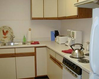Cozy home in historic Downtown Bozeman, amazing location - Fish Tales on Main Street! - Bozeman - Kitchen